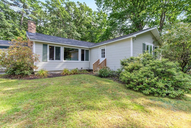 view of front of property featuring a front yard