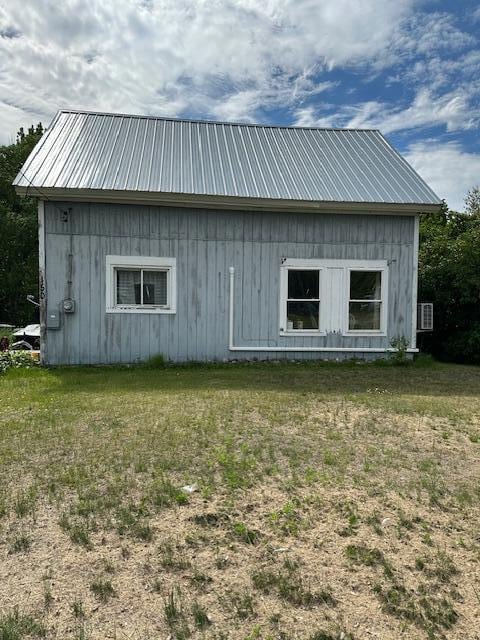 view of side of property featuring a yard