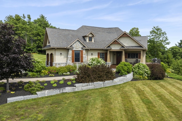 craftsman inspired home featuring a front lawn