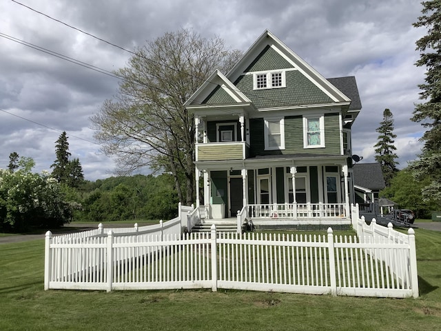 view of front facade featuring a porch and a front lawn