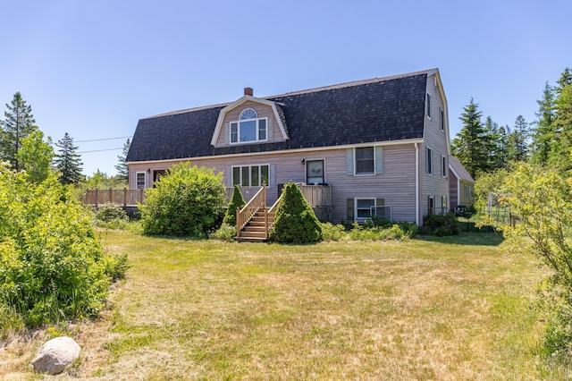 view of front facade with a front yard