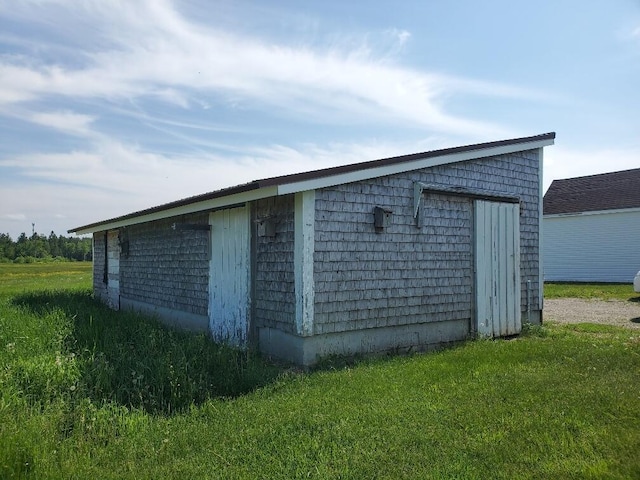 view of outdoor structure featuring a yard