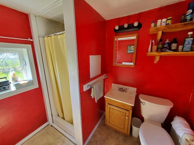 bathroom featuring a shower with curtain, vanity, and toilet