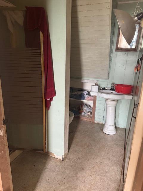 bathroom with concrete flooring