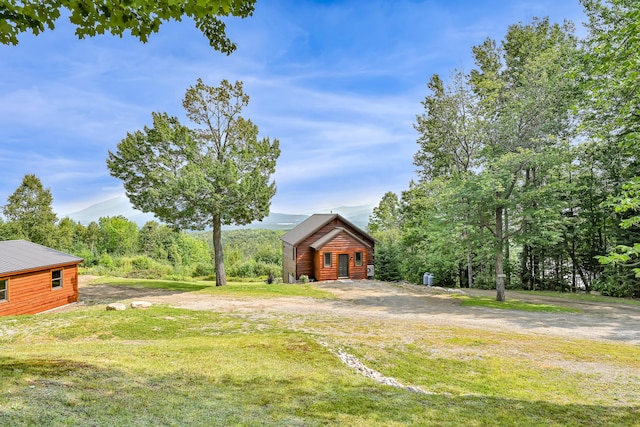 view of yard with an outdoor structure