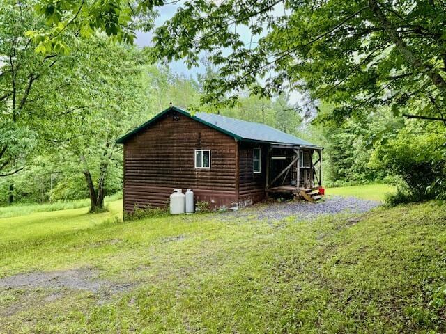 view of side of property featuring a lawn