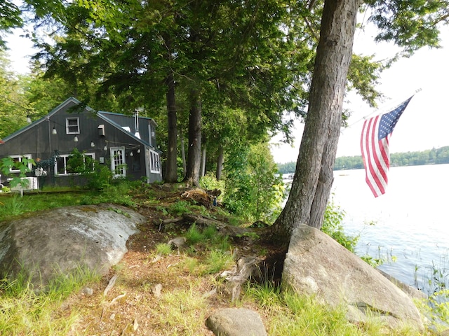 view of yard featuring a water view