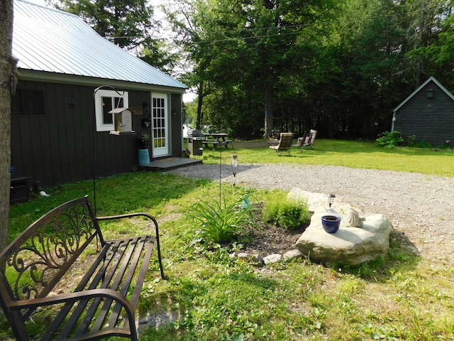 view of yard with an outbuilding