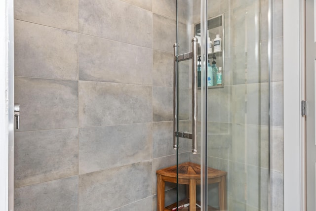 interior details with a shower with shower door