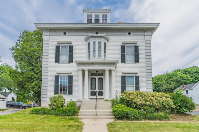 italianate house featuring a front lawn