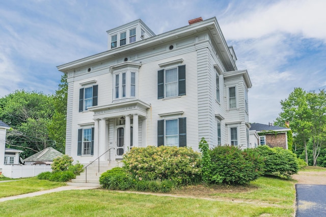 italianate home featuring a front lawn