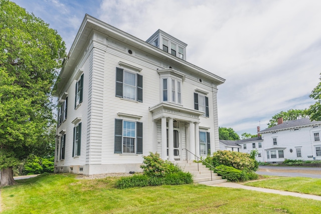 italianate house featuring a front lawn