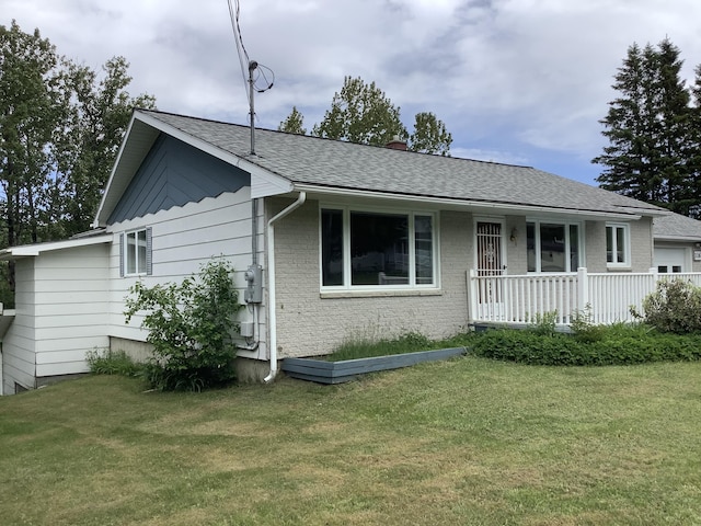 single story home featuring a front yard and a porch