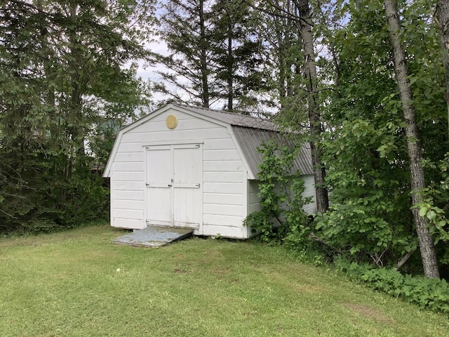 view of outdoor structure with a yard