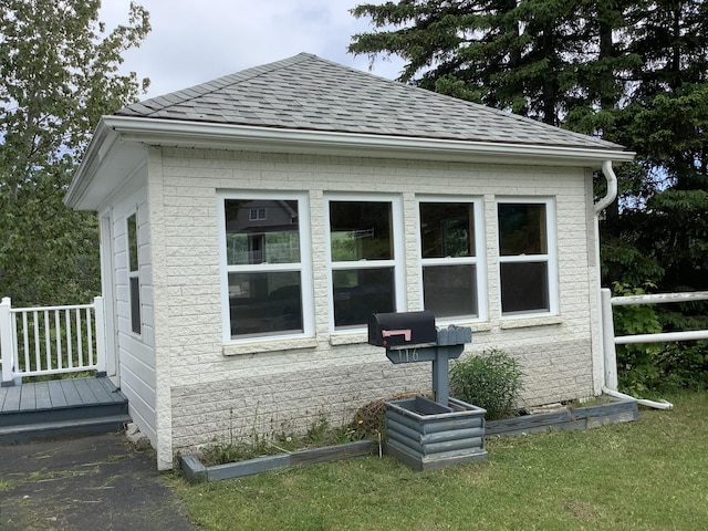 view of side of property featuring a lawn