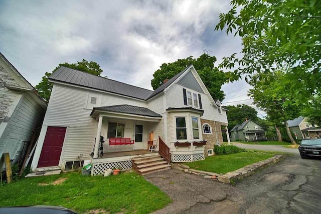 view of front of house featuring a porch and a front yard