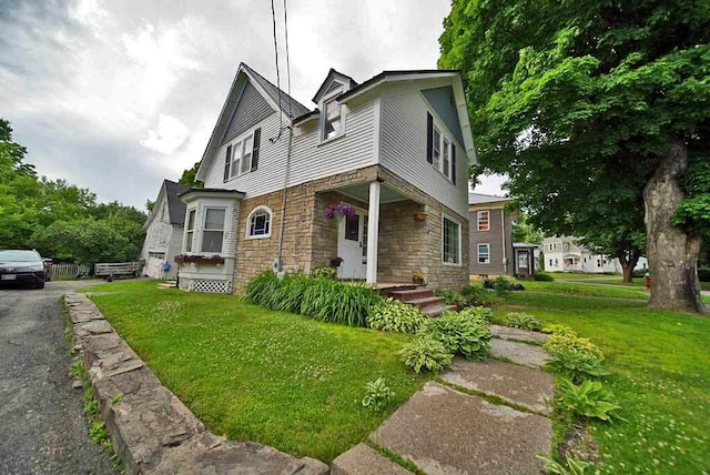 view of front of property featuring a front lawn