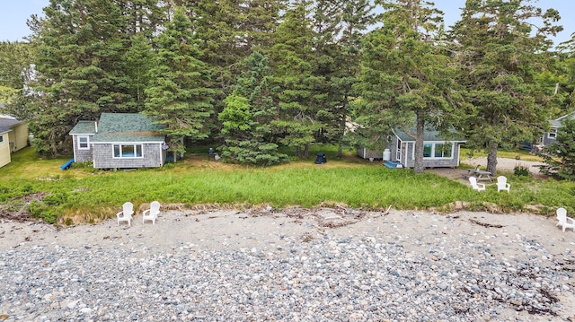 view of yard featuring a storage shed