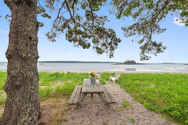 view of yard featuring a water view