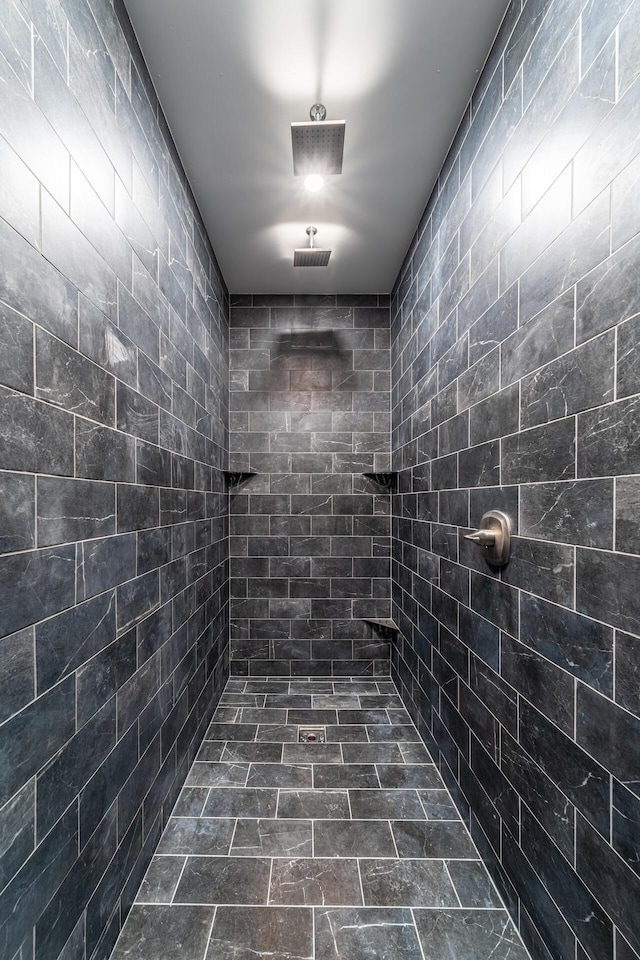 bathroom featuring tiled shower