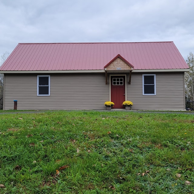 ranch-style home with a front lawn