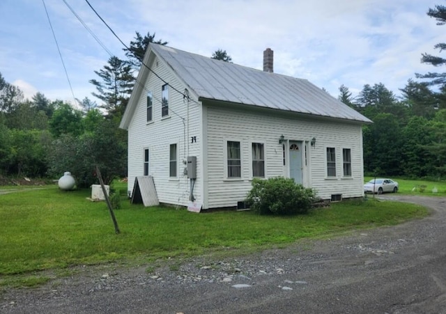 view of front of home with central air condition unit and a front yard