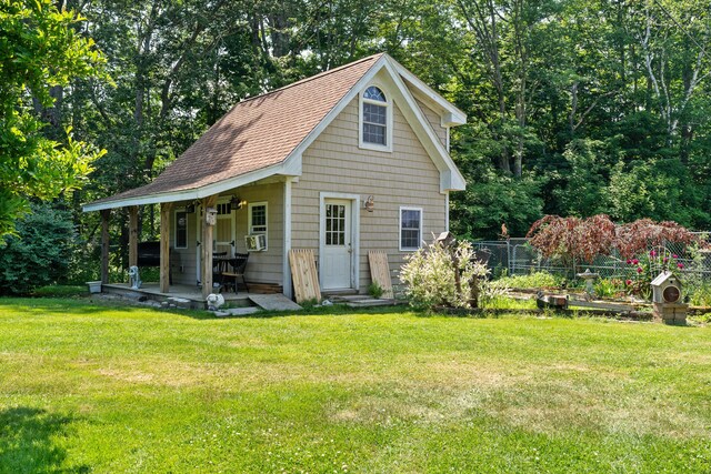 view of front of property with a front yard