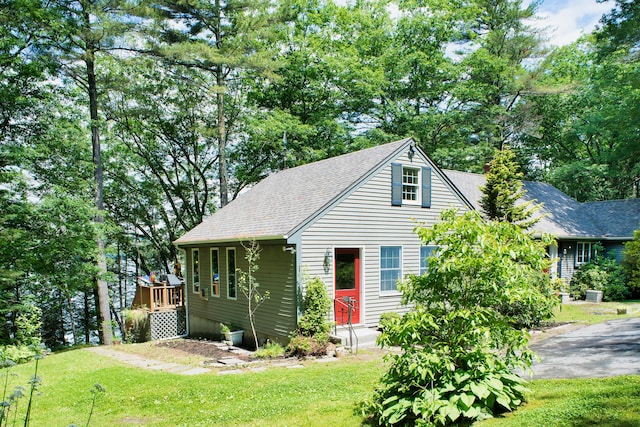 view of front of property featuring a front yard