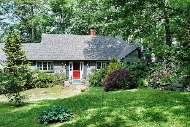 view of front facade with a front lawn