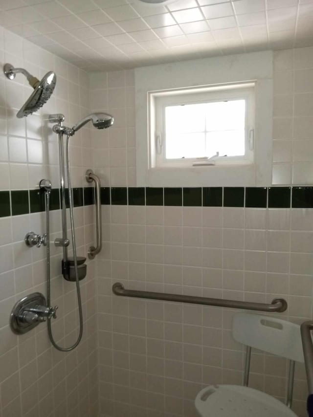 bathroom featuring a tile shower