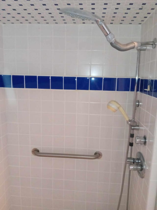 bathroom featuring a tile shower