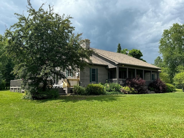 view of front of property with a front yard