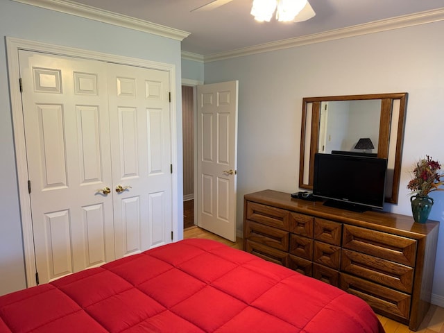 bedroom with ceiling fan, light hardwood / wood-style floors, a closet, and ornamental molding