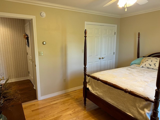 bedroom featuring a closet, ceiling fan, ornamental molding, and light wood-type flooring