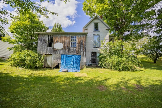 back of house featuring a yard