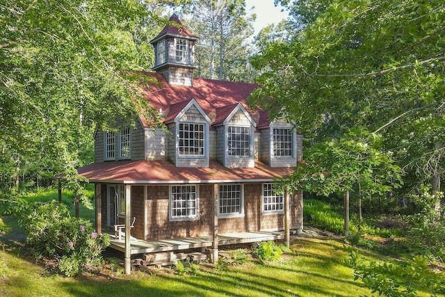 view of front of home featuring covered porch and a front yard