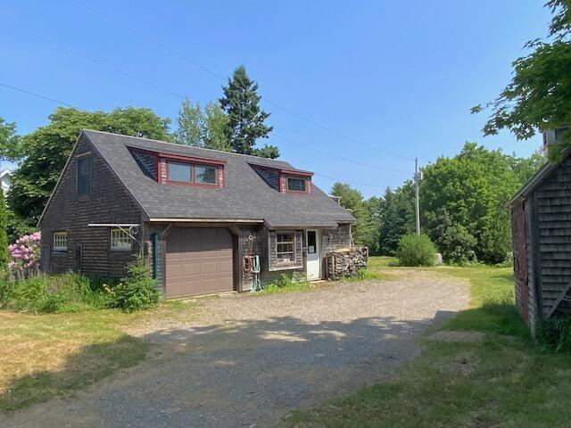 view of front of home featuring a garage and a front yard