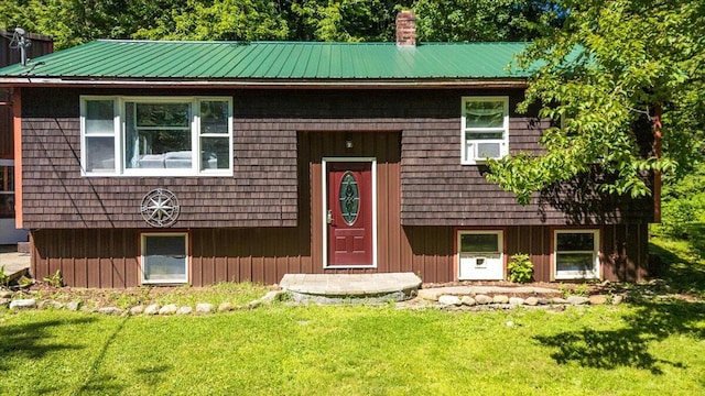 split foyer home featuring a front yard