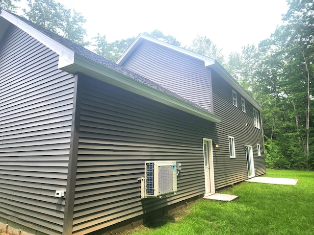 view of side of property featuring a lawn