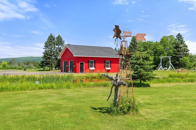 view of yard with an outbuilding