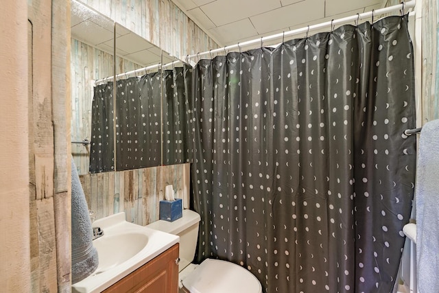 full bath with toilet, a shower with curtain, and vanity