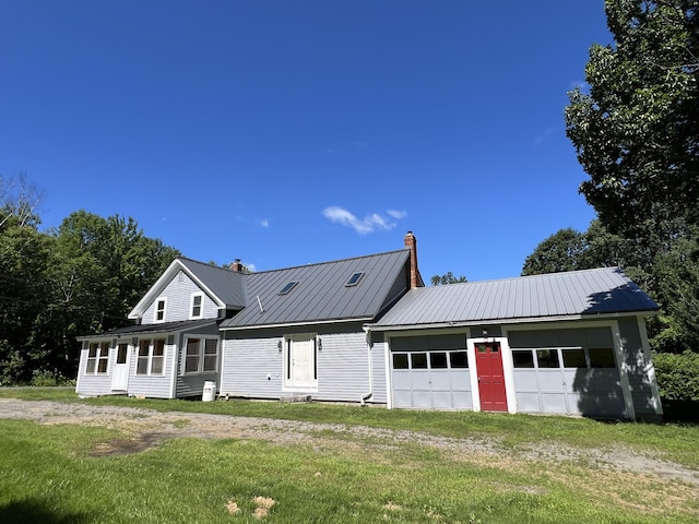 view of front facade with a garage and a front yard