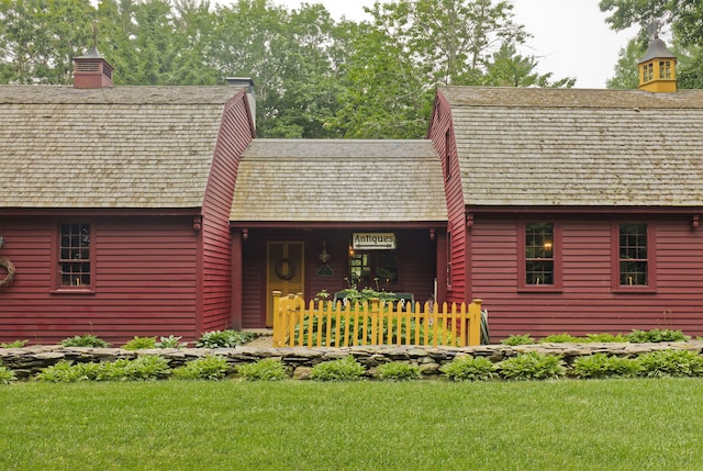 view of front of property with a front lawn