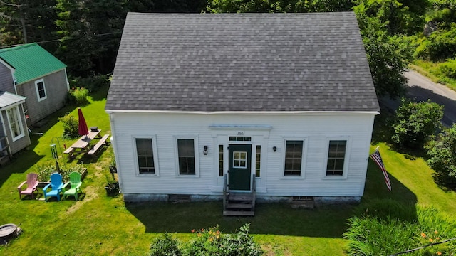 view of front of house featuring a front yard