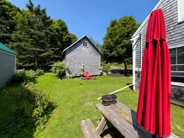 view of yard featuring an outbuilding