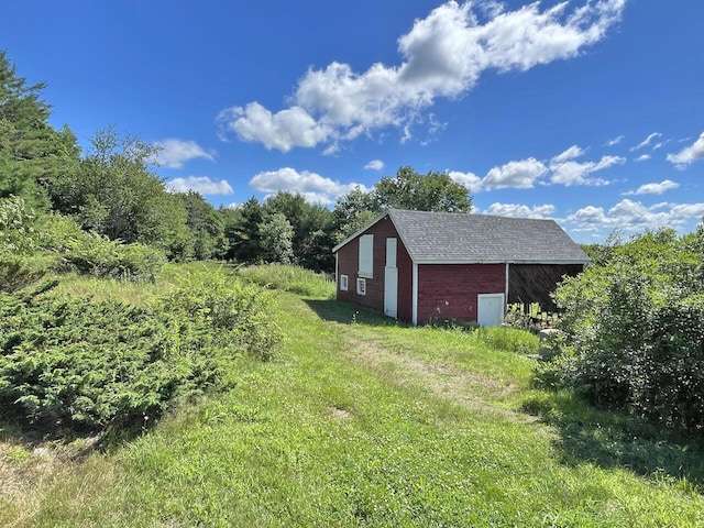 view of yard featuring an outbuilding