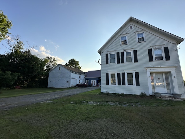 view of front facade with a front yard