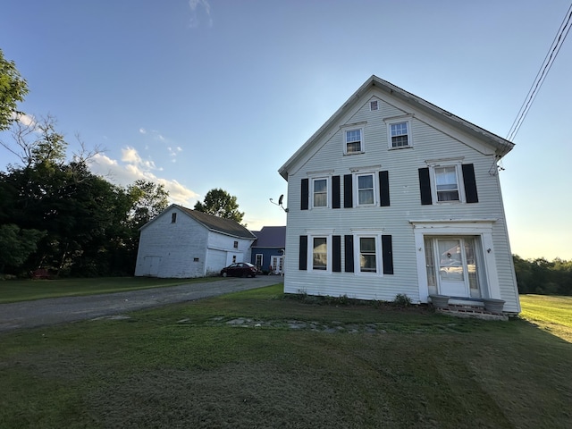 view of front of property featuring a lawn