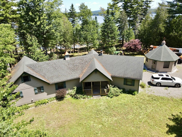 view of front of property featuring a front lawn