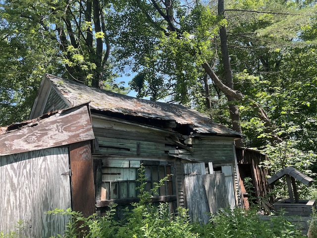 view of side of property with an outbuilding